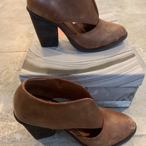 NIB Jeffrey Campbell Deep V Bootie - Size 6 - Picture 7 of 8